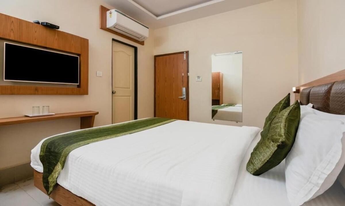 Hotel Volga Plaza Bombay Extérieur photo