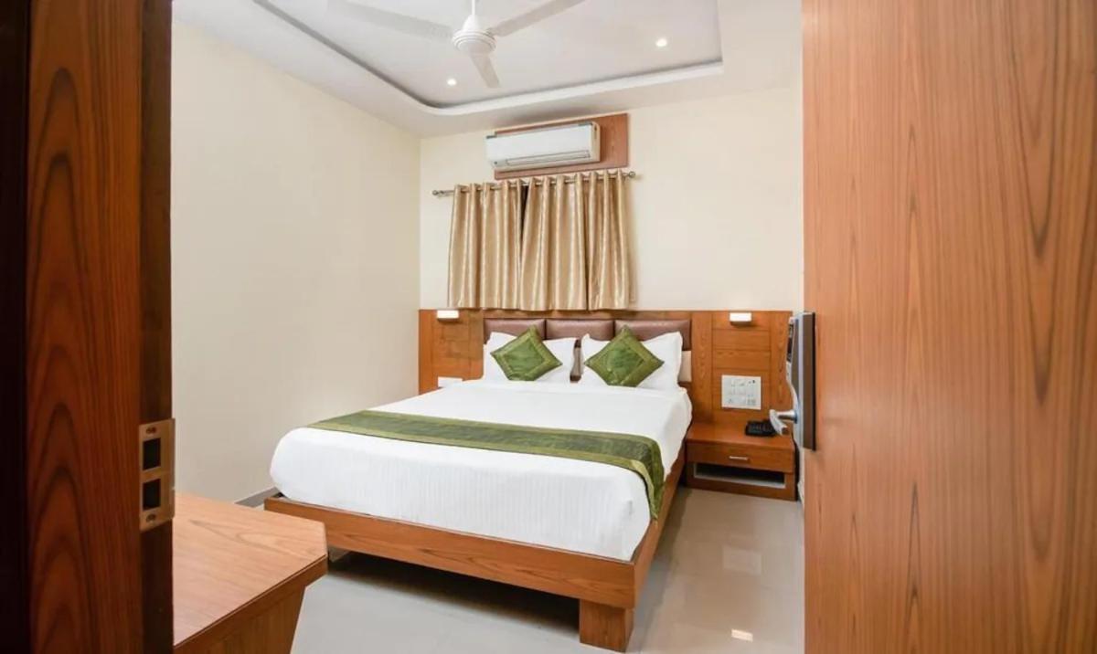 Hotel Volga Plaza Bombay Extérieur photo