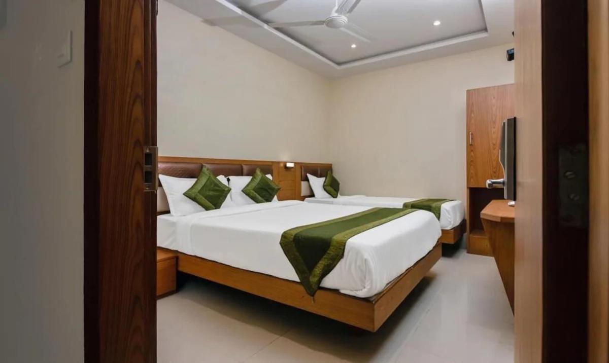 Hotel Volga Plaza Bombay Extérieur photo