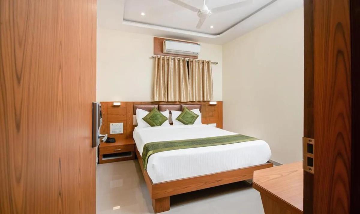 Hotel Volga Plaza Bombay Extérieur photo